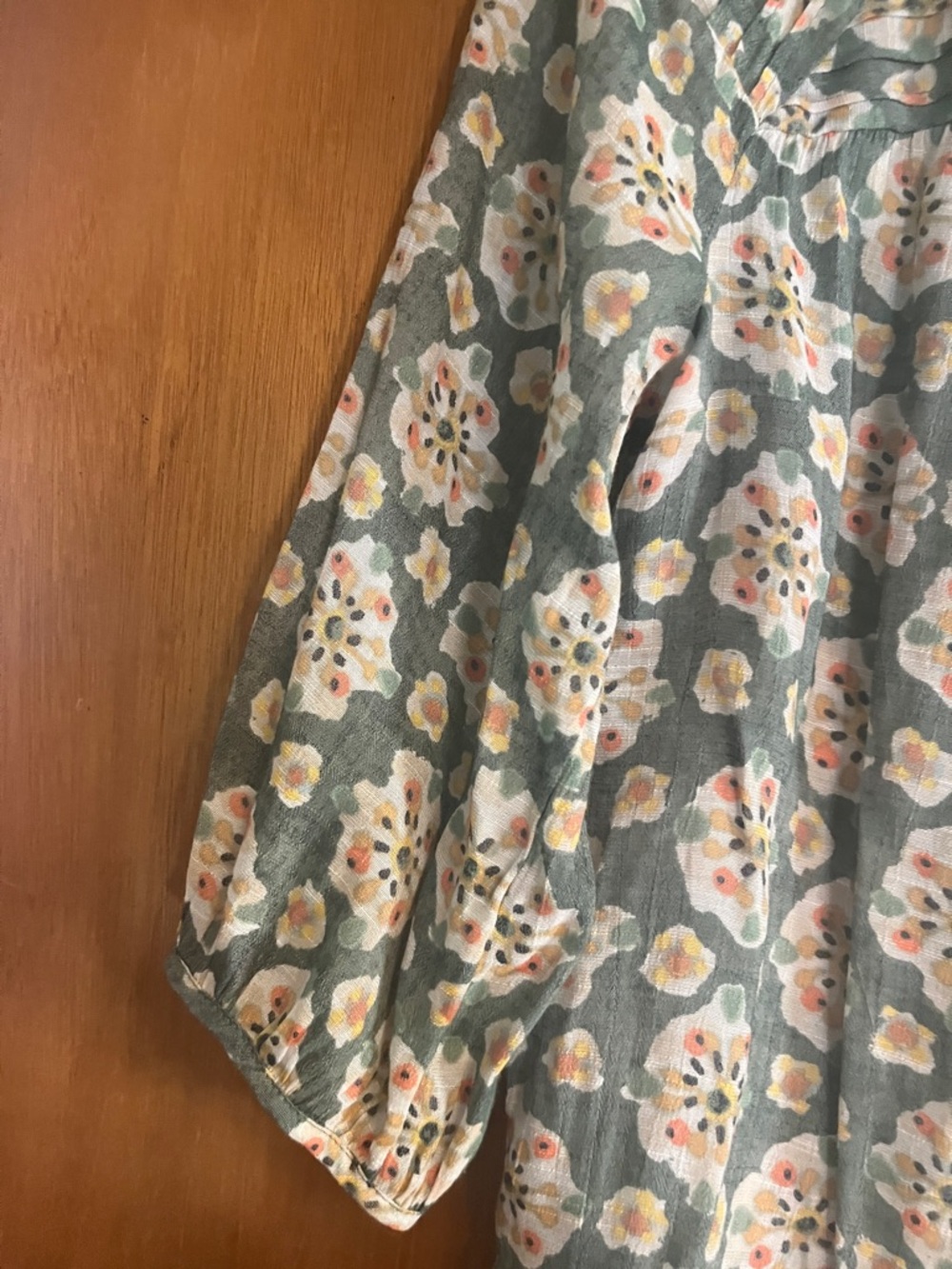 LC Lauren Conrad green Floral Pintuck Peasant Blouse - Picture 3 of 3